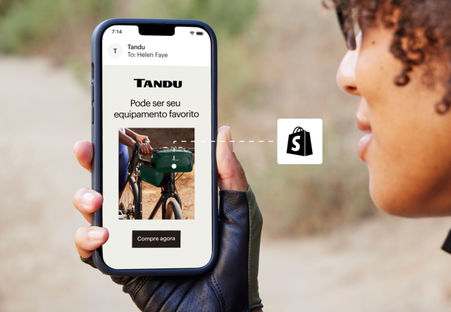 Um ciclista comprando equipamentos em seu telefone, solicitado por um e-mail criado usando a integração de e-commerce do Mailchimp com o Shopify.