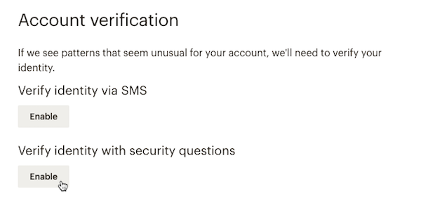 El cursor hace clic en Activar en la sección Verificar la identidad mediante SMS.